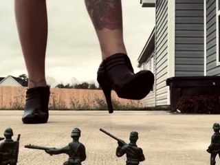 Dreaxoxo – Giantess Defeats Army FemDom